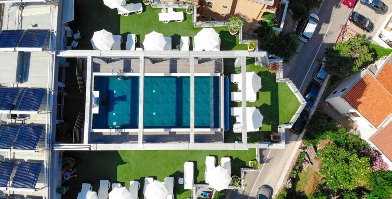 Hotel La Mer by Aycon  First minute obiteljski pocetak i kraj ljeta Rafailovici Crna Gora  332 EUR  3x nocenje u dvokrevetnoj Standard sobi za 2 osobe 1 dijete do 11 99 godina besplatno  Dorucak