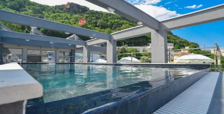 Hotel La Mer by Aycon  First minute obiteljsko ljeto Rafailovici Crna Gora  369 EUR  3x nocenje u dvokrevetnoj Standard sobi za 2 osobe 1 dijete do 11 99 godina besplatno  Dorucak