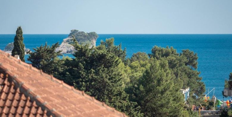 Hotel Idila by Aycon  First minute obiteljski pocetak i kraj ljeta Budva Crna Gora  513 EUR  5x nocenje u dvokrevetnoj Deluxe sobi s pogledom na park za 2 osobe 1 dijete do 11 99 godina besplatno  Dorucak