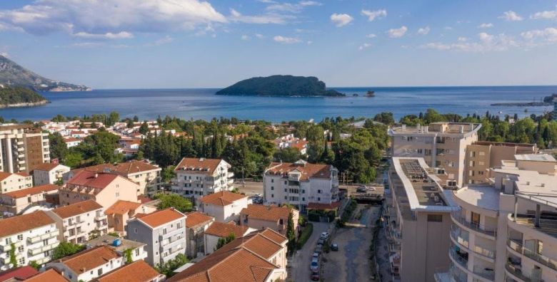 Hotel Idila by Aycon  First minute obiteljsko ljeto Budva Crna Gora  429 EUR  3x nocenje u dvokrevetnoj Deluxe sobi s pogledom na park za 2 osobe 1 dijete do 11 99 godina besplatno  Dorucak