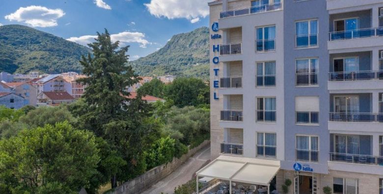 Hotel Idila by Aycon  First minute obiteljsko ljeto Budva Crna Gora  715 EUR  5x nocenje u dvokrevetnoj Deluxe sobi s pogledom na park za 2 osobe 1 dijete do 11 99 godina besplatno  Dorucak