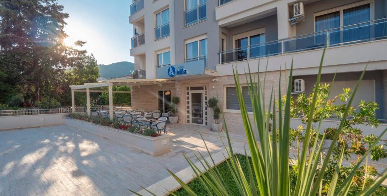 Hotel Idila by Aycon  First minute obiteljsko ljeto Budva Crna Gora  470 EUR  3x nocenje u dvokrevetnoj Deluxe sobi s pogledom na park za 2 osobe 1 dijete do 11 99 godina besplatno  Dorucak