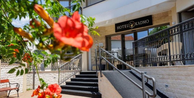 Hotel Kadmo by Aycon  First minute obiteljski kraj ljeta Budva Crna Gora  345 EUR  3x nocenje u dvokrevetnoj Standard sobi za 2 osobe 1 dijete do 11 99 godina besplatno  Dorucak