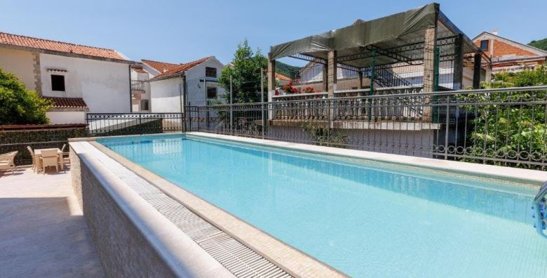 Hotel Kadmo by Aycon  First minute obiteljsko ljeto Budva Crna Gora  755 EUR  5x nocenje u dvokrevetnoj Standard sobi za 2 osobe 1 dijete do 11 99 godina besplatno  Dorucak