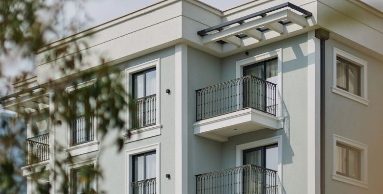 Hotel Diplomat by Aycon  First minute obiteljsko proljece i jesen uz more Budva Crna Gora  525 EUR  5x nocenje u dvokrevetnoj Standard sobi za 2 osobe 1 dijete do 11 99 godina besplatno  Dorucak