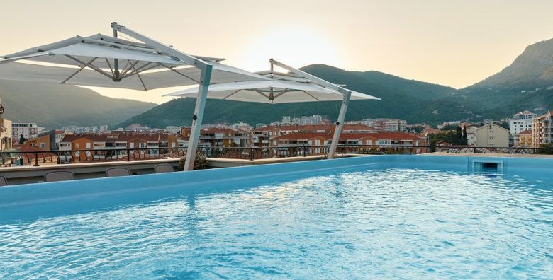 Hotel Diplomat by Aycon  First minute obiteljski pocetak i kraj ljeta uz more Budva Crna Gora  349 EUR  3x nocenje u dvokrevetnoj Standard sobi za 2 osobe 1 dijete do 11 99 godina besplatno  Dorucak
