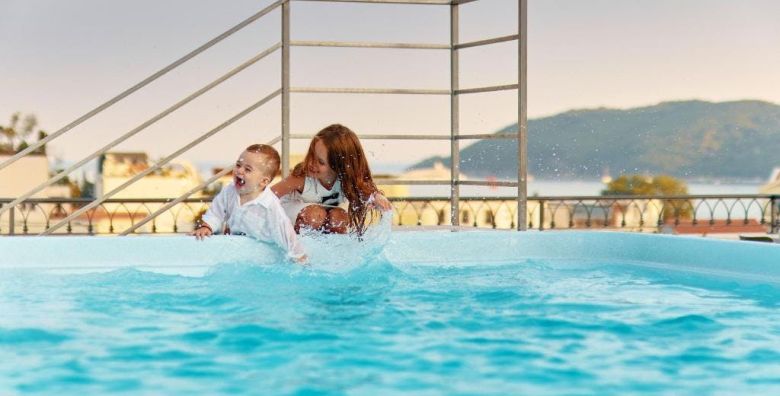 Hotel Diplomat by Aycon  First minute obiteljski pocetak i kraj ljeta uz more Budva Crna Gora  585 EUR  5x nocenje u dvokrevetnoj Standard sobi za 2 osobe 1 dijete do 11 99 godina besplatno  Dorucak