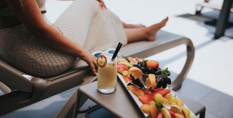 Hotel Diplomat by Aycon  First minute obiteljsko ljeto uz more Budva Crna Gora  525 EUR  3x nocenje u dvokrevetnoj Standard sobi za 2 osobe 1 dijete do 11 99 godina besplatno  Dorucak