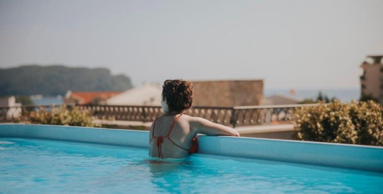 Hotel Diplomat by Aycon  First minute obiteljsko ljeto uz more Budva Crna Gora  875 EUR  5x nocenje u dvokrevetnoj Standard sobi za 2 osobe 1 dijete do 11 99 godina besplatno  Dorucak