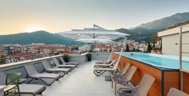 Hotel Diplomat by Aycon  First minute obiteljsko ljeto uz more Budva Crna Gora  567 EUR  3x nocenje u dvokrevetnoj Standard sobi za 2 osobe 1 dijete do 11 99 godina besplatno  Dorucak