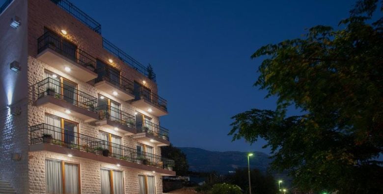 Hotel Twelve by Aycon  First minute obiteljski pocetak i kraj ljeta Budva Crna Gora  339 EUR  3x nocenje u dvokrevetnoj Standard sobi s dodatnim lezajem za 2 osobe 1 dijete do 11 99 godina besplatno  Dorucak