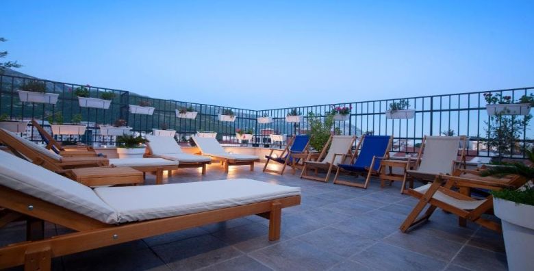 Hotel Twelve by Aycon  First minute obiteljsko ljeto Budva Crna Gora  410 EUR  3x nocenje u dvokrevetnoj Standard sobi s dodatnim lezajem za 2 osobe 1 dijete do 11 99 godina besplatno  Dorucak