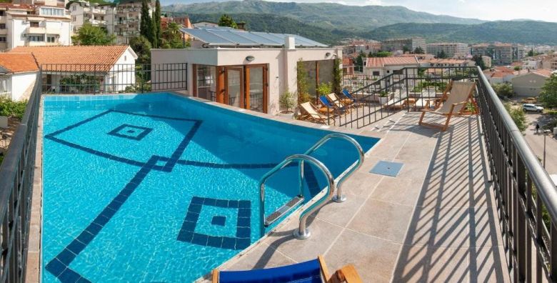 Hotel Twelve by Aycon  First minute obiteljsko ljeto Budva Crna Gora  459 EUR  3x nocenje u dvokrevetnoj Standard sobi s dodatnim lezajem za 2 osobe 1 dijete do 11 99 godina besplatno  Dorucak