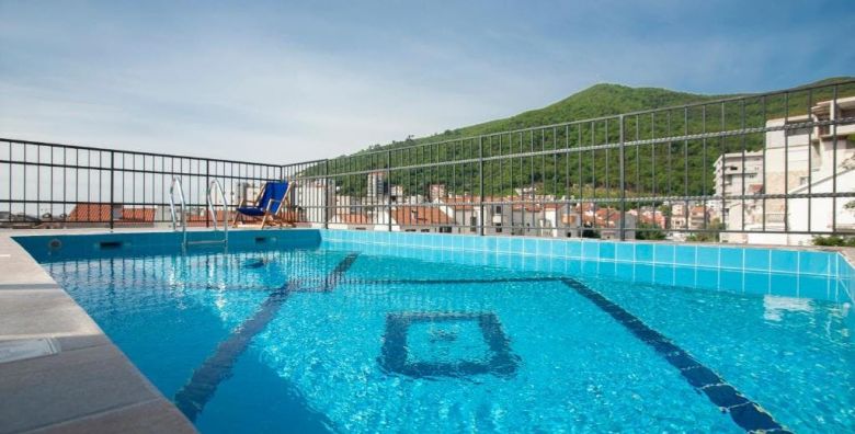 Hotel Twelve by Aycon  First minute obiteljsko ljeto Budva Crna Gora  765 EUR  5x nocenje u dvokrevetnoj Standard sobi s dodatnim lezajem za 2 osobe 1 dijete do 11 99 godina besplatno  Dorucak
