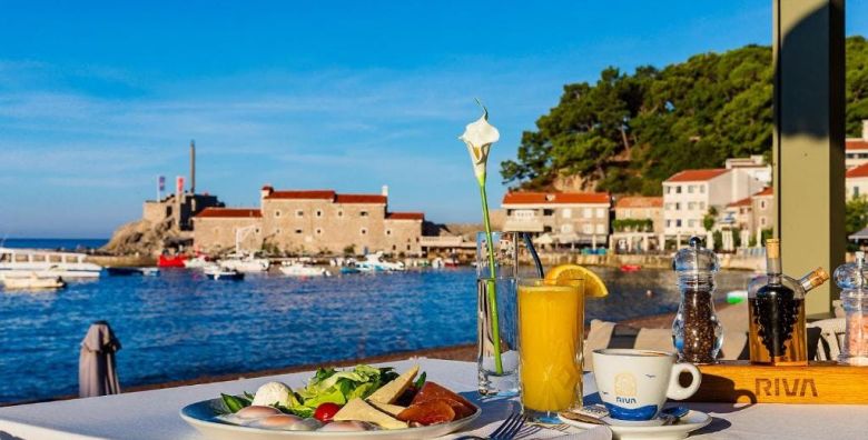 Hotel Riva by Aycon  First minute obiteljsko proljece i jesen u Petrovcu Petrovac Crna Gora  285 €