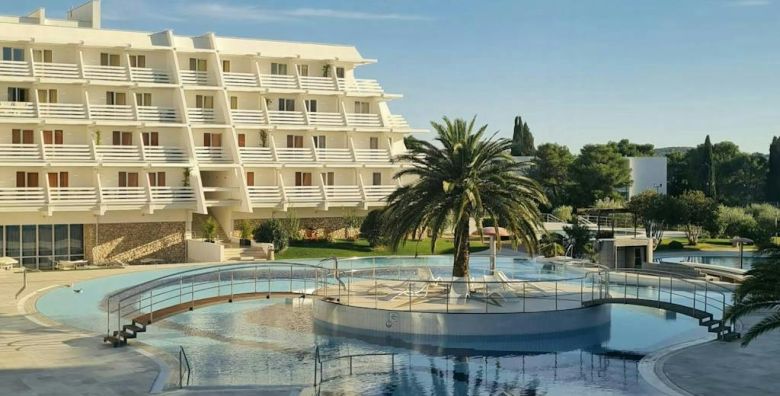 Hotel Olympia  Svibanjski paket opustanja i zabave Vodice Dalmacija Hrvatska  344 EUR  2x nocenje u dvokrevetnoj Classic sobi pogled park balkon za 2 osobe 1 dijete do 12 99 godina besplatno  Polupansion