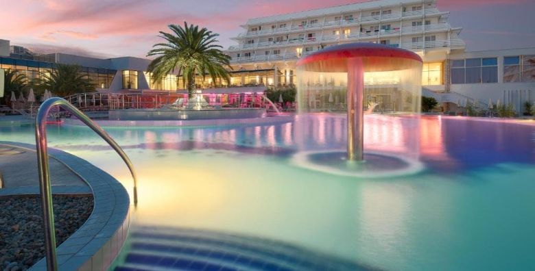 Hotel Olympia  Svibanjski paket opustanja i zabave Vodice Dalmacija Hrvatska  472 EUR  2x nocenje u Junior Suite za 2 osobe 2 djece do 17 99 godina besplatno  Polupansion