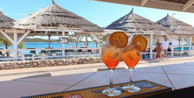 Tribunia Beach Hotel  Ljeto u Tribunju Tribunj Dalmacija Hrvatska  279 EUR  2x nocenje u dvokrevetnoj sobi ili apartmanu ovisno o raspolozivosti za 2 osobe Polupansion