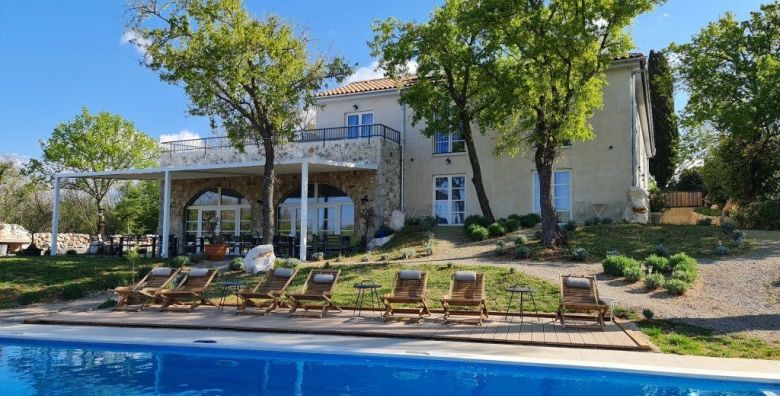 Boutique Resort Osma  Adults only  Camino Krk Dobrinj otok Krk Hrvatska  1 118 EUR  4x nocenje u dvokrevetnoj sobi za 2 osobe Puni pansion bogat buffet dorucak rucak i vecera 