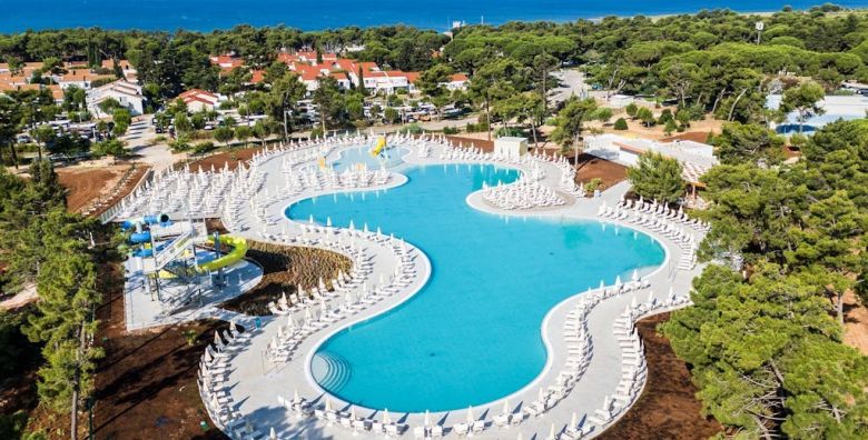 Zaton Holiday Resort  Zabavni odmor u mobilnim kucicama Deluxe s polupansionom Zaton Dalmacija Hrvatska  111 €