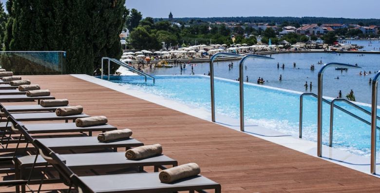 Zaton Holiday Resort  Zabavni odmor u mobilnim kucicama Deluxe s polupansionom Zaton Dalmacija Hrvatska  193 €