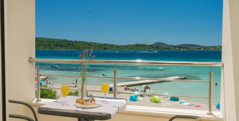 Hotel Duje  1 svibanj i proljece s pogledom na more Vodice Dalmacija Hrvatska  199 €