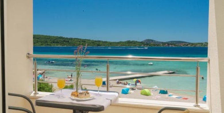 Hotel Duje  Proljece s pogledom na more Vodice Dalmacija Hrvatska  199 €