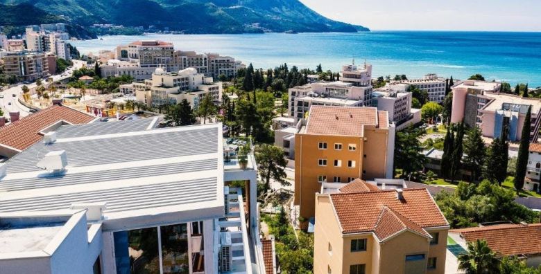Hotel Lusso Mare by Aycon  Kraj ljeta udvoje Becici Crna Gora  344 €