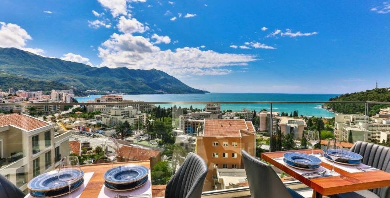 Hotel Lusso Mare by Aycon  Kraj ljeta udvoje Becici Crna Gora  570 €