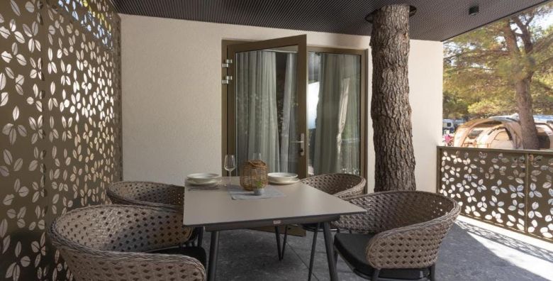 Maris Homes  Lodges  Odmor u Zaboricu uz sum Jadranskog mora Zaboric Hrvatska  370 EUR  3x nocenje u Lodge Vili za 2 osobe 1 dijete do 11 99 godina besplatno  Dorucak u Buffetu Jasenovo
