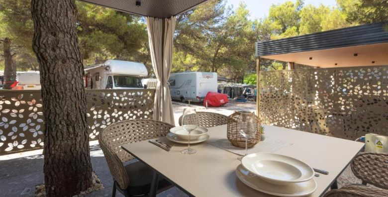 Maris Homes  Lodges  Obiteljski pocetak ljeta uz sum Jadranskog mora Zaboric Hrvatska  380 EUR  2x nocenje u Lodge Vili za 2 osobe 1 dijete do 11 99 godina besplatno  Dorucak u Buffetu Jasenovo
