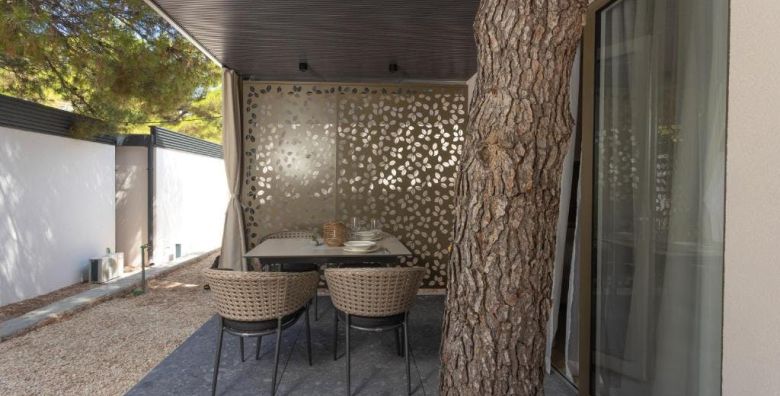 Maris Homes  Lodges  Obiteljski pocetak ljeta uz sum Jadranskog mora Zaboric Hrvatska  475 EUR  3x nocenje u Lodge Vili za 2 osobe 1 dijete do 11 99 godina besplatno  Dorucak u Buffetu Jasenovo