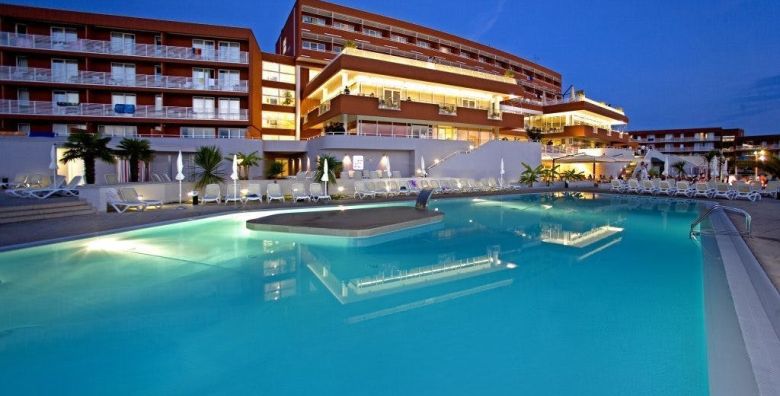 Hotel Albatros Plava Laguna  All inclusive obiteljsko ljeto u Porecu Porec Istra Hrvatska  1 839 EUR  7x nocenje u dvokrevetnoj Economy sobi s dodatnim lezajem za 2 osobe 1 dijete do 11 99 godina i 2 dijete do 4 99 godina besplatno  All inclusive