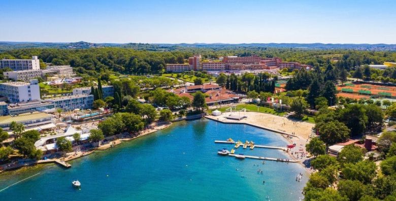 Hotel Albatros Plava Laguna  All inclusive obiteljsko ljeto u Porecu Porec Istra Hrvatska  1 969 EUR  7x nocenje u dvokrevetnoj Economy sobi s dodatnim lezajem za 2 osobe 1 dijete do 11 99 godina i 2 dijete do 4 99 godina besplatno  All inclusive