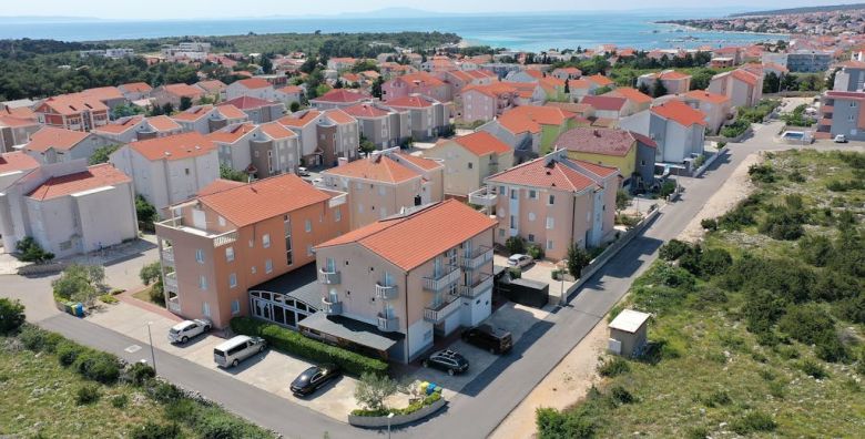 Peris Resort apartments  Odmor na Pagu  Dvosobni apartman Novalja Pag Dalmacija Hrvatska  130 EUR  2x nocenje u dvosobnom apartmanu 3 2 za 5 osoba Koristenje vanjskog bazena
