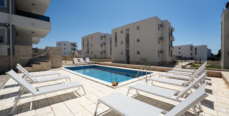 Meridian Pool Residences  Odmor na Pagu Novalja Pag Dalmacija Hrvatska  255 EUR  3x nocenje u dvosobnom apartmanu 4 2 za 6 osoba Koristenje vanjskog bazena