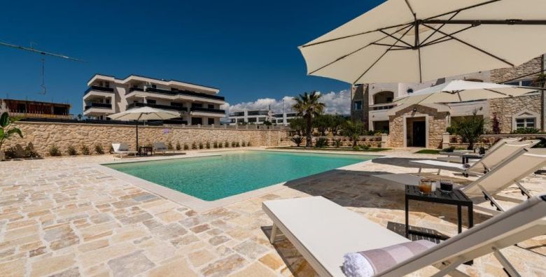 Chateau Dabo Luxury Pool Apartments  Odmor na Pagu Novalja Hrvatska  224 EUR  2x nocenje u dvosobnom apartmanu 4 2 za 6 osoba Koristenje vanjskog bazena
