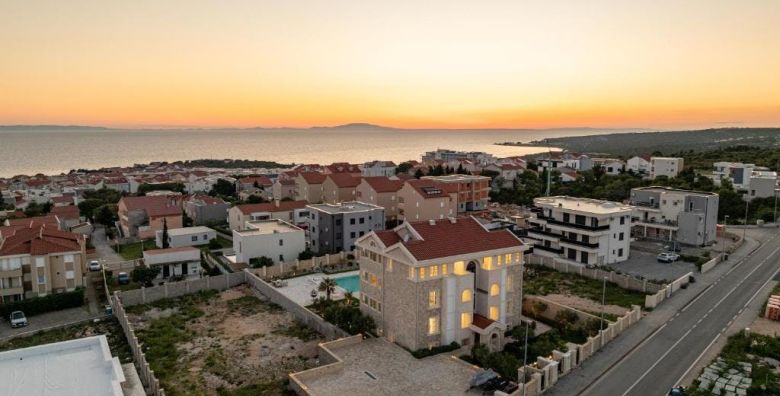 Chateau Dabo Luxury Pool Apartments  Odmor na Pagu Novalja Hrvatska  172 EUR  2x nocenje u dvosobnom apartmanu 3 2 za 5 osoba Koristenje vanjskog bazena