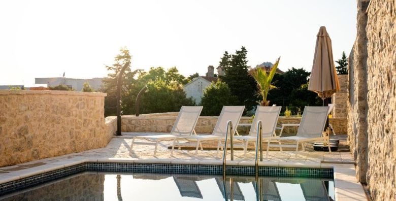 Meridian Pool Residences  Odmor na Pagu Novalja Pag Dalmacija Hrvatska  170 EUR  2x nocenje u dvosobnom apartmanu 4 2 za 6 osoba Koristenje vanjskog bazena