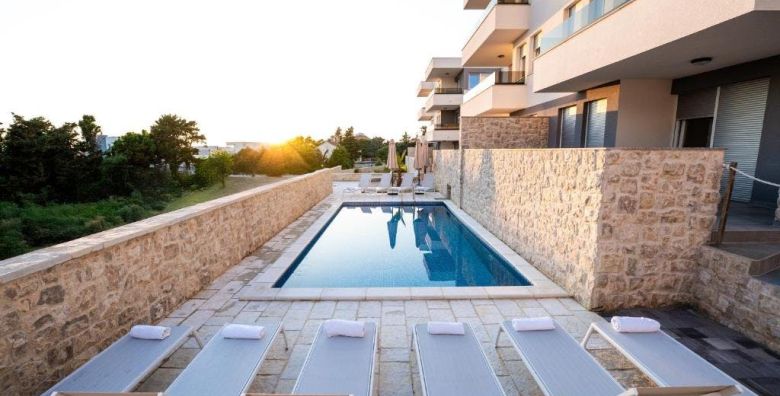Meridian Pool Residences  Lipanj na Pagu Novalja Pag Dalmacija Hrvatska  480 EUR  3x nocenje u dvosobnom apartmanu 4 2 za 6 osoba Koristenje vanjskog bazena