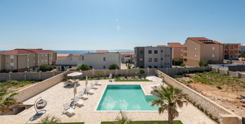 Chateau Dabo Luxury Pool Apartments  Odmor na Pagu Novalja Hrvatska  342 EUR  3x nocenje u dvosobnom apartmanu 4 2 za 6 osoba Koristenje vanjskog bazena