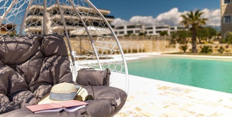 Chateau Dabo Luxury Pool Apartments  Odmor na Pagu Novalja Hrvatska  249 EUR  3x nocenje u dvosobnom apartmanu 3 2 za 5 osoba Koristenje vanjskog bazena
