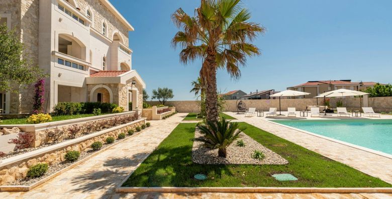 Chateau Dabo Luxury Pool Apartments  Lipanj na Pagu Novalja Hrvatska  531 EUR  3x nocenje u dvosobnom apartmanu 4 2 za 6 osoba Koristenje vanjskog bazena