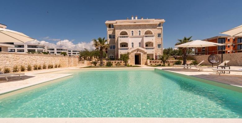 Chateau Dabo Luxury Pool Apartments  Lipanj na Pagu Novalja Hrvatska  277 EUR  2x nocenje u dvosobnom apartmanu 3 2 za 5 osoba Koristenje vanjskog bazena