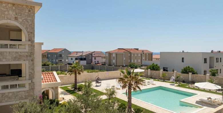 Chateau Dabo Luxury Pool Apartments  Lipanj na Pagu Novalja Hrvatska  405 EUR  3x nocenje u dvosobnom apartmanu 3 2 za 5 osoba Koristenje vanjskog bazena