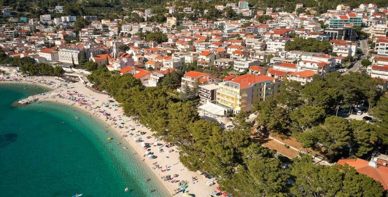 Alemaris Resort  Proljece i jesen u obnovljenom hotelu za velike obitelji Baska Voda Makarska rivijera Hrvatska  309 EUR  2x nocenje u Standard obiteljskoj sobi s balkonom na morskoj strani 2 povezane sobe za 4 osobe 2 djece do 11 99 godina besplatno  Polupansion buffet dorucak i vecera 