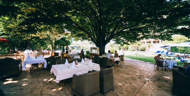 Hotel Rivijera  Pocetak i kraj ljeta u Petrovcu Petrovac Crna Gora  230 EUR  2x nocenje u dvokrevetnoj Standard sobi za 2 osobe 1 dijete do 11 99 godina besplatno  Polupansion