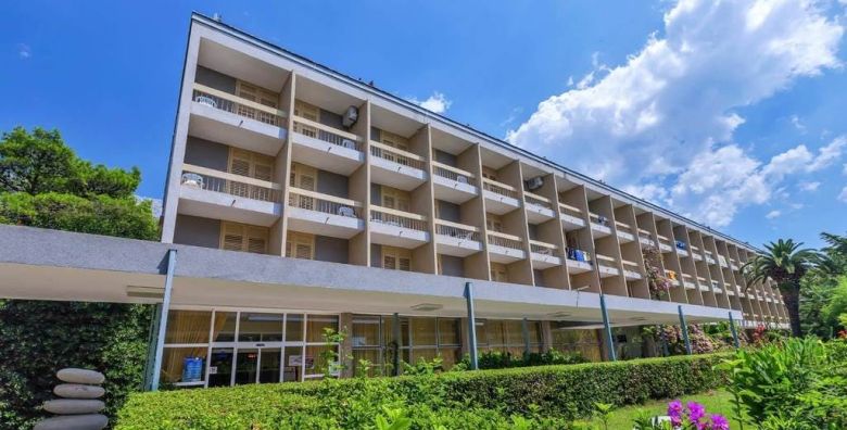 Alemaris Resort  Pozdrav ljetu u obnovljenom hotelu Baska Voda Makarska rivijera Hrvatska  319 EUR  3x nocenje u Standard dvokrevetnoj sobi s balkonom za 2 osobe 1 dijete do 11 99 godina i 1 dijete do 2 99 godina besplatno  Polupansion buffet dorucak i vecera 