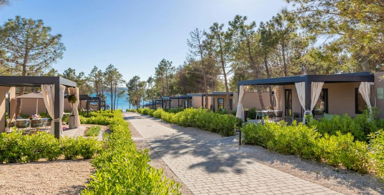 Aminess Style Camping Avalona Resort  Ljeto u kampu s 5 zvjezdica na Pagu Povljana otok Pag Dalmacija Hrvatska  2 609 EUR  7x nocenje u Premium Holiday Home za do 6 osoba 4 odrasle osobe i 2 djece do 11 99 godina  Koristenje relax bazena i vodenog parka za djecu i odrasle