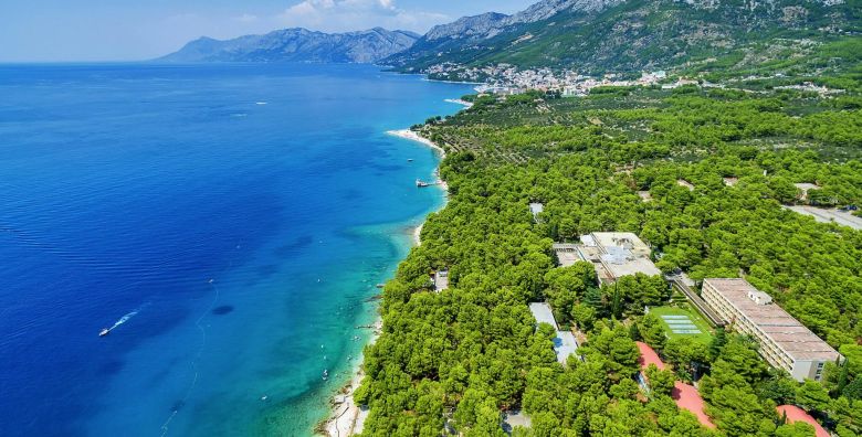 Alemaris Resort  Proljece i jsen u obnovljenom hotelu za velike obitelji Baska Voda Makarska rivijera Hrvatska  463 EUR  3x nocenje u Standard obiteljskoj sobi s balkonom na morskoj strani 2 povezane sobe za 4 osobe 2 djece do 11 99 godina besplatno  Polupansion buffet dorucak i vecera 